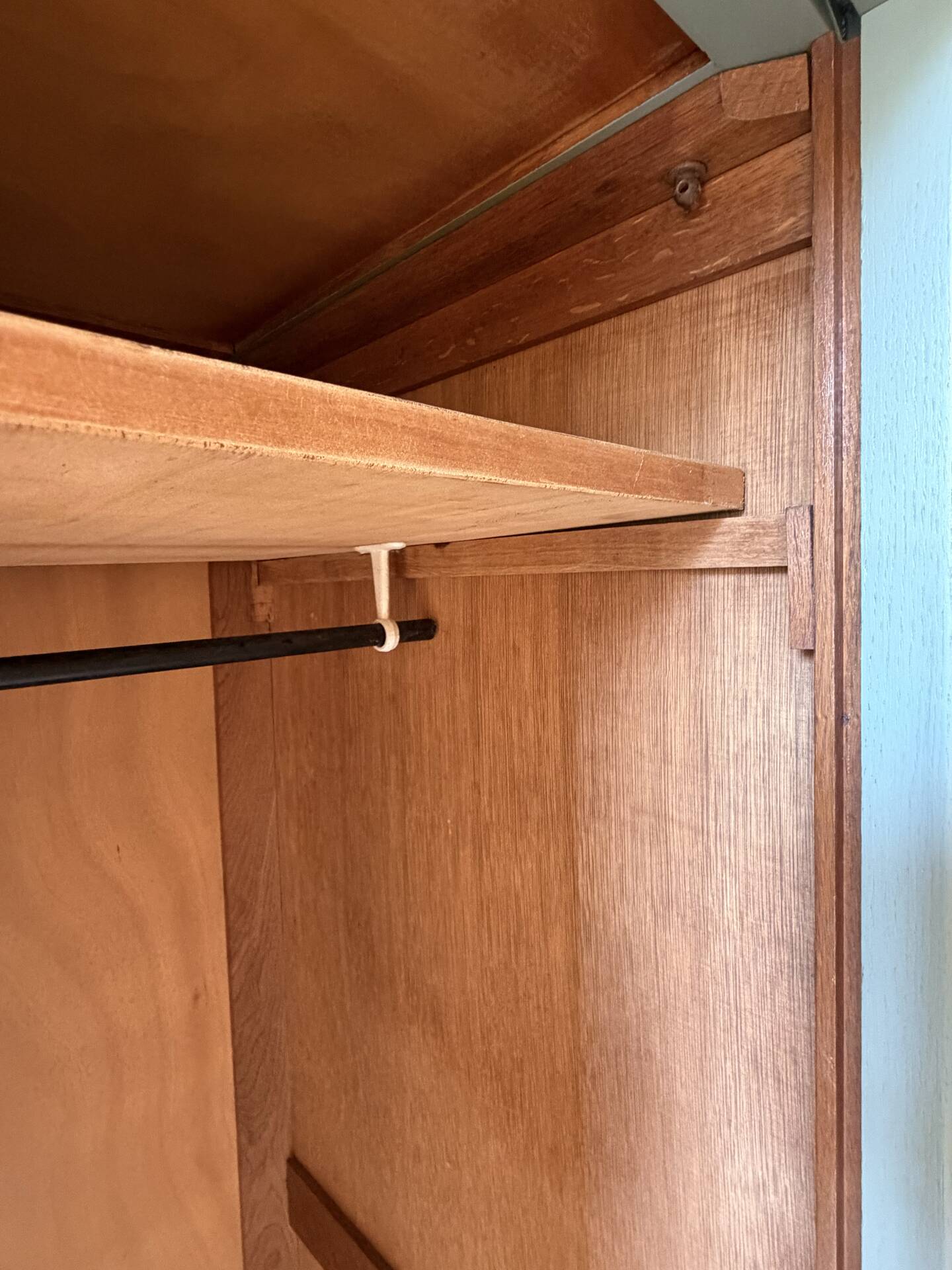 Armoire parisienne penderie 1960 vert grisé rénovée 