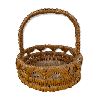 Basket in braided rattan