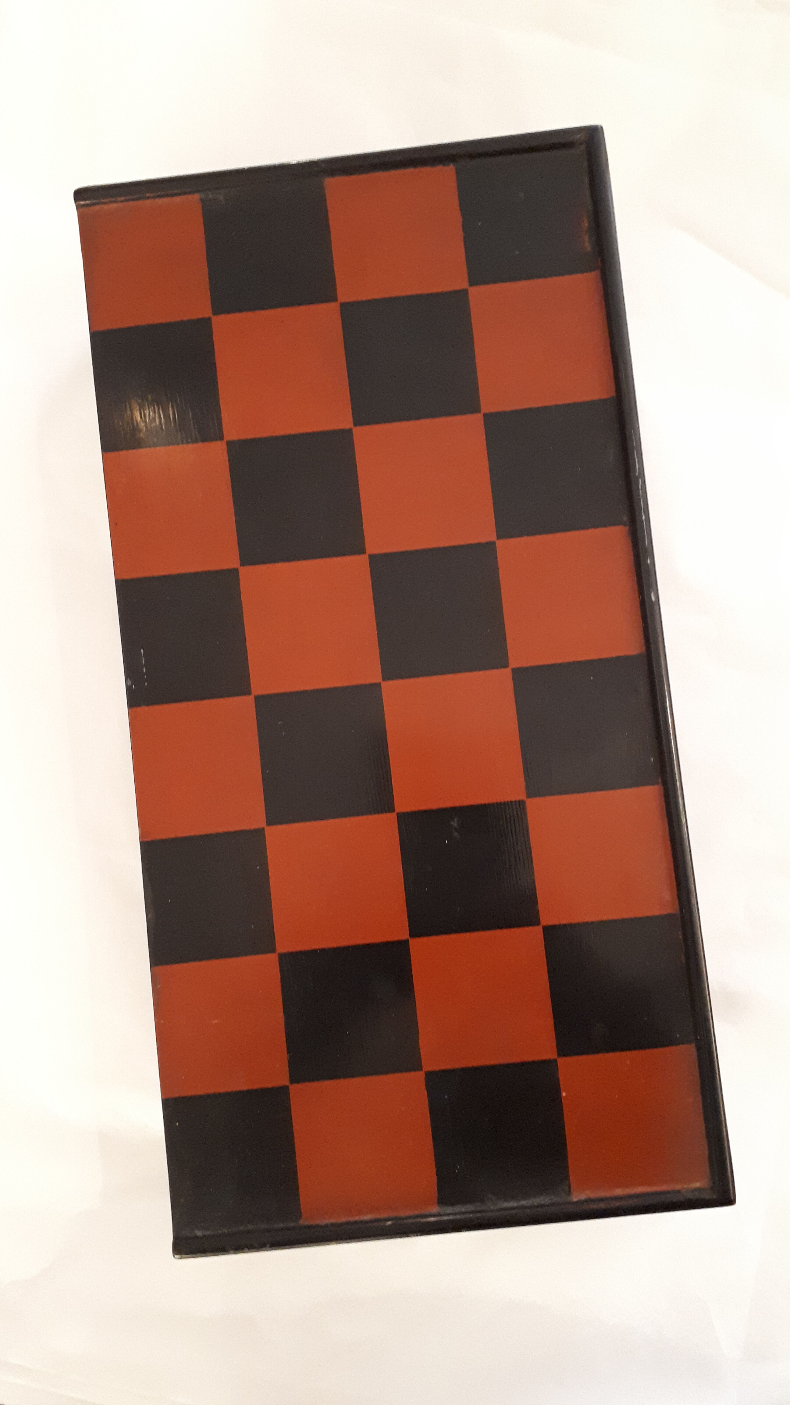 Chess in chinese lacquer red and black, chinese parts