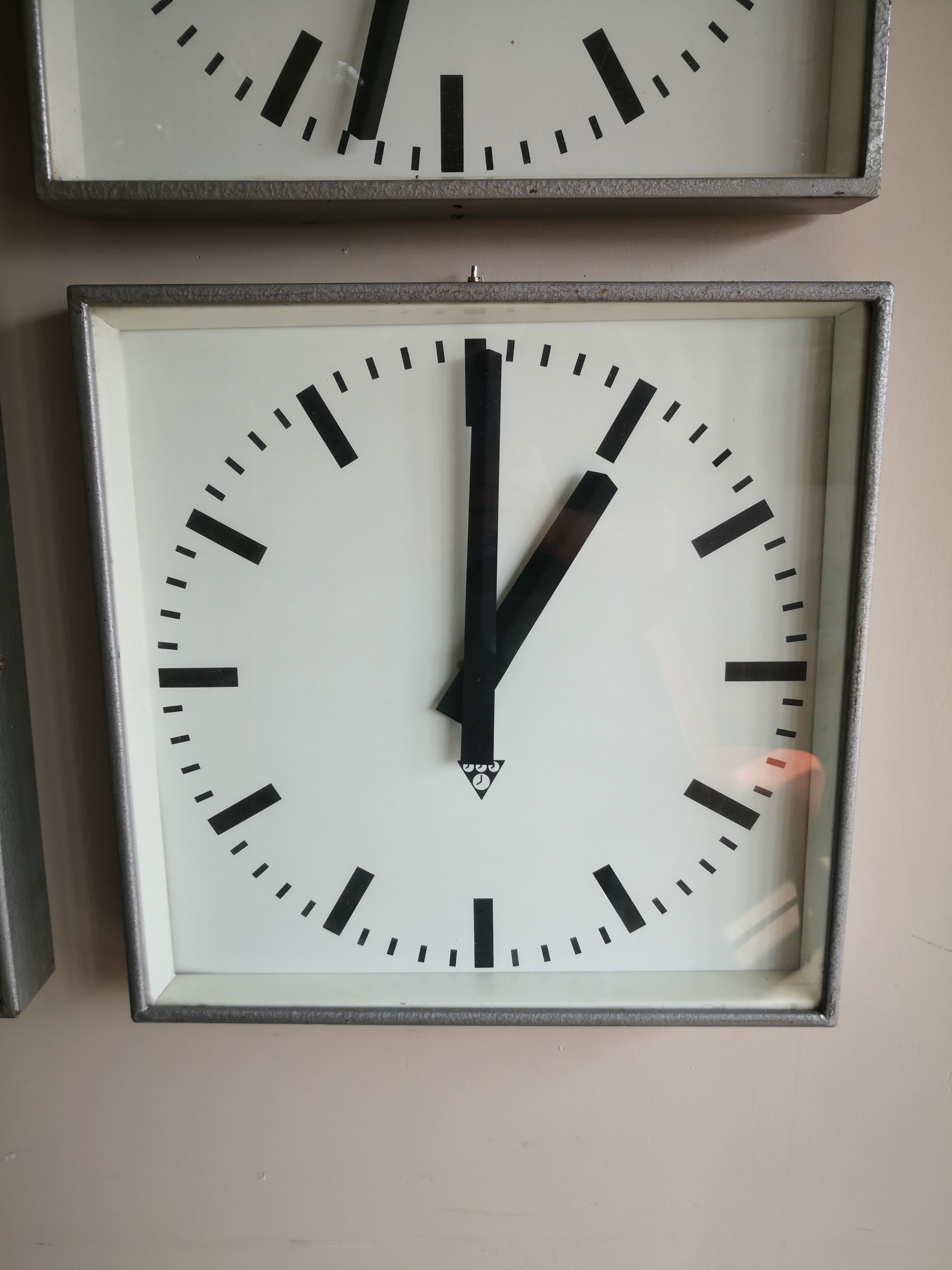 Industrial wall clock, Czechoslovakia station Pragotron 60