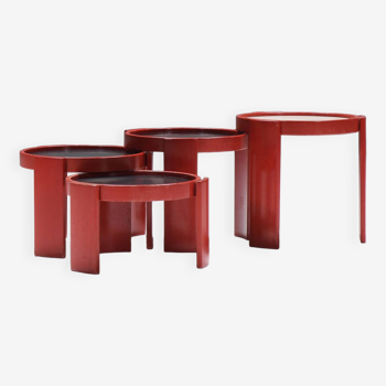 Superbes tables gigognes 780 en rouge rare par Gianfranco Frattini pour Cassina Italie