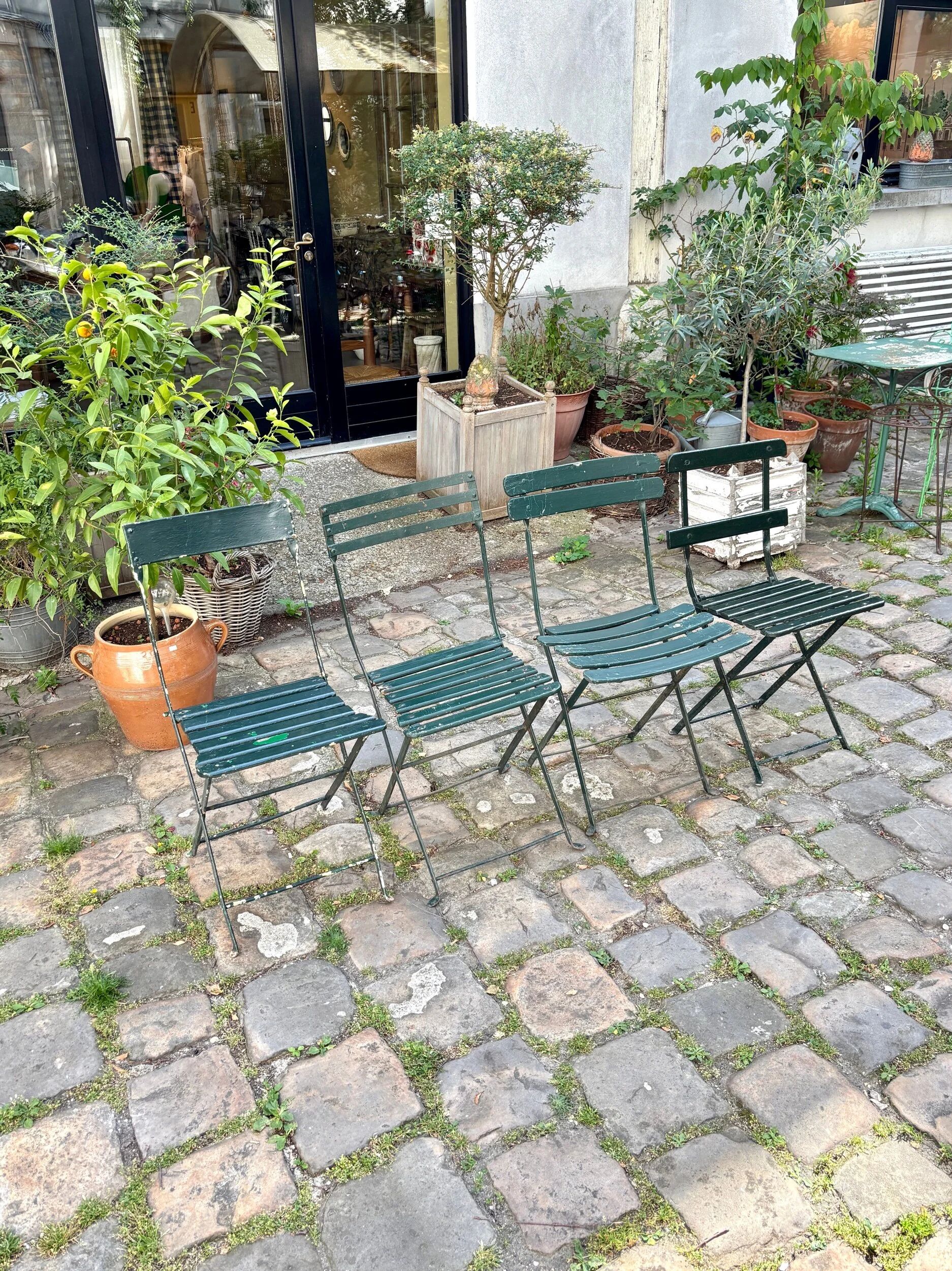 Salon de jardin, table et 4 chaises pliantes en métal vert