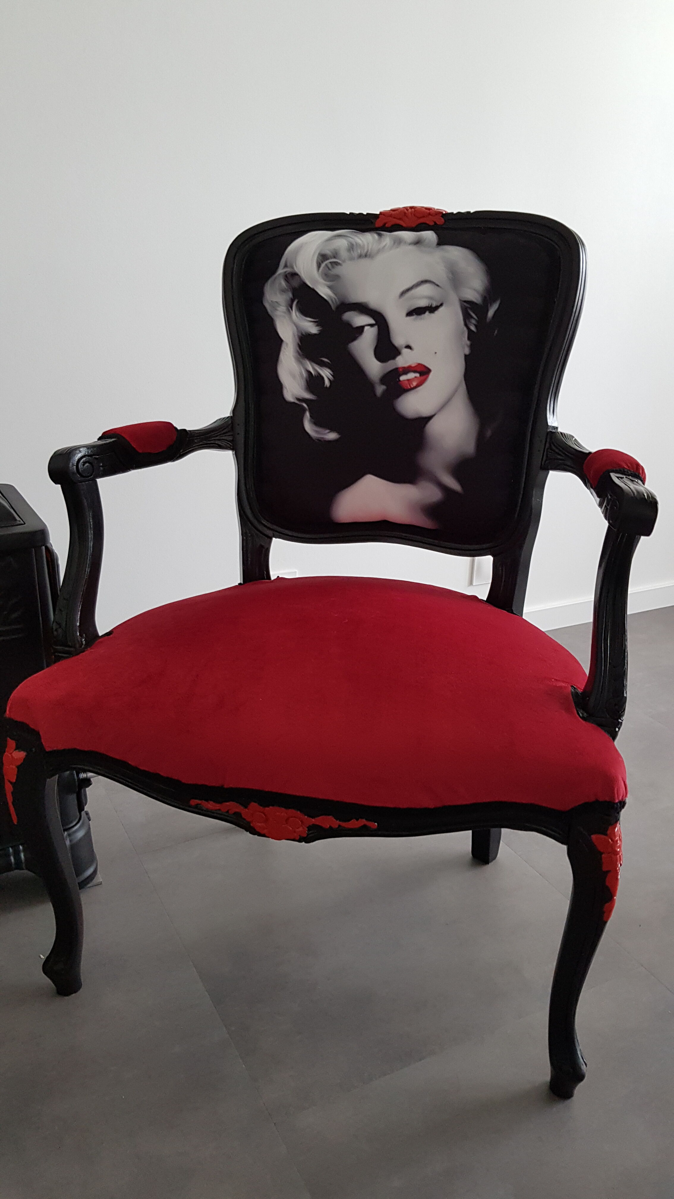 Louis XV Marylin Monroe style chair