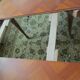 Table extensible et 4 chaises paillées, en merisier