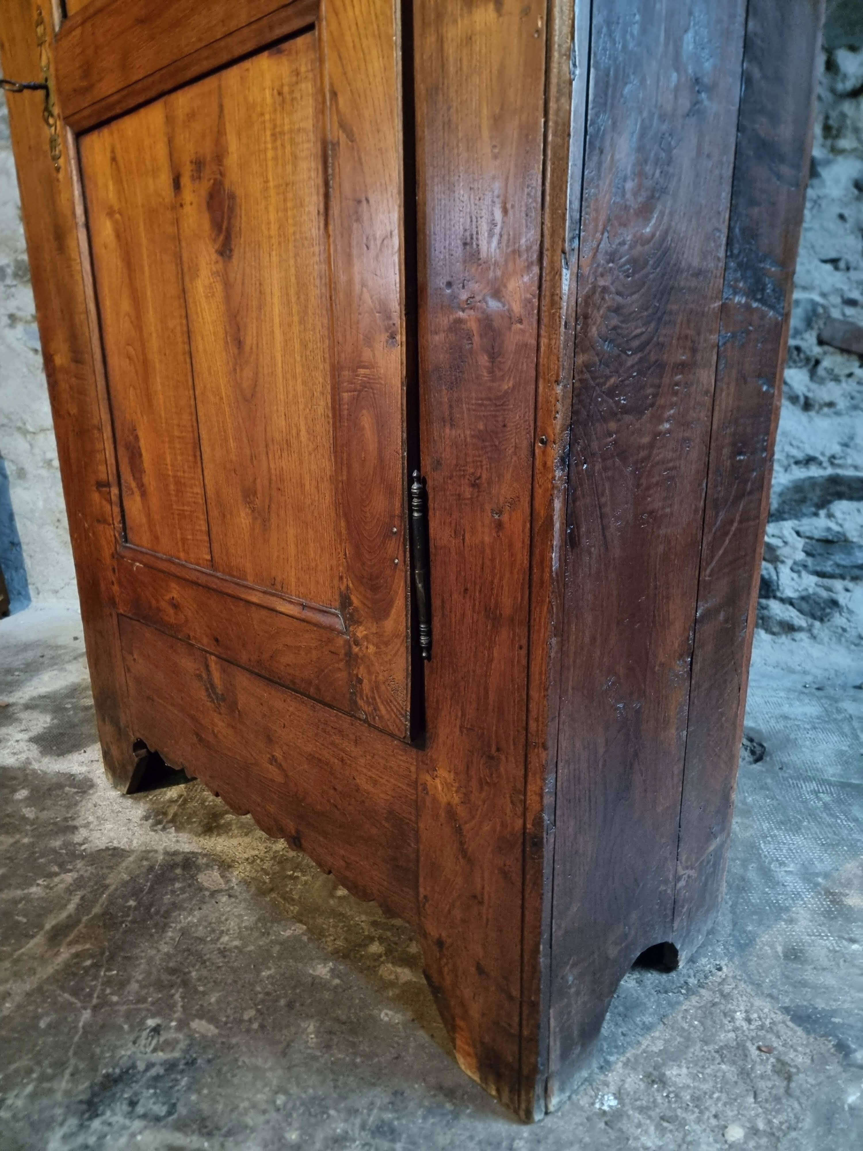 Armoire ancienne – bonnetière française du XVIIIe siècle en châtaignier avec serrure et clé d'origine