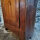 Armoire ancienne – bonnetière française du XVIIIe siècle en châtaignier avec serrure et clé d'origine