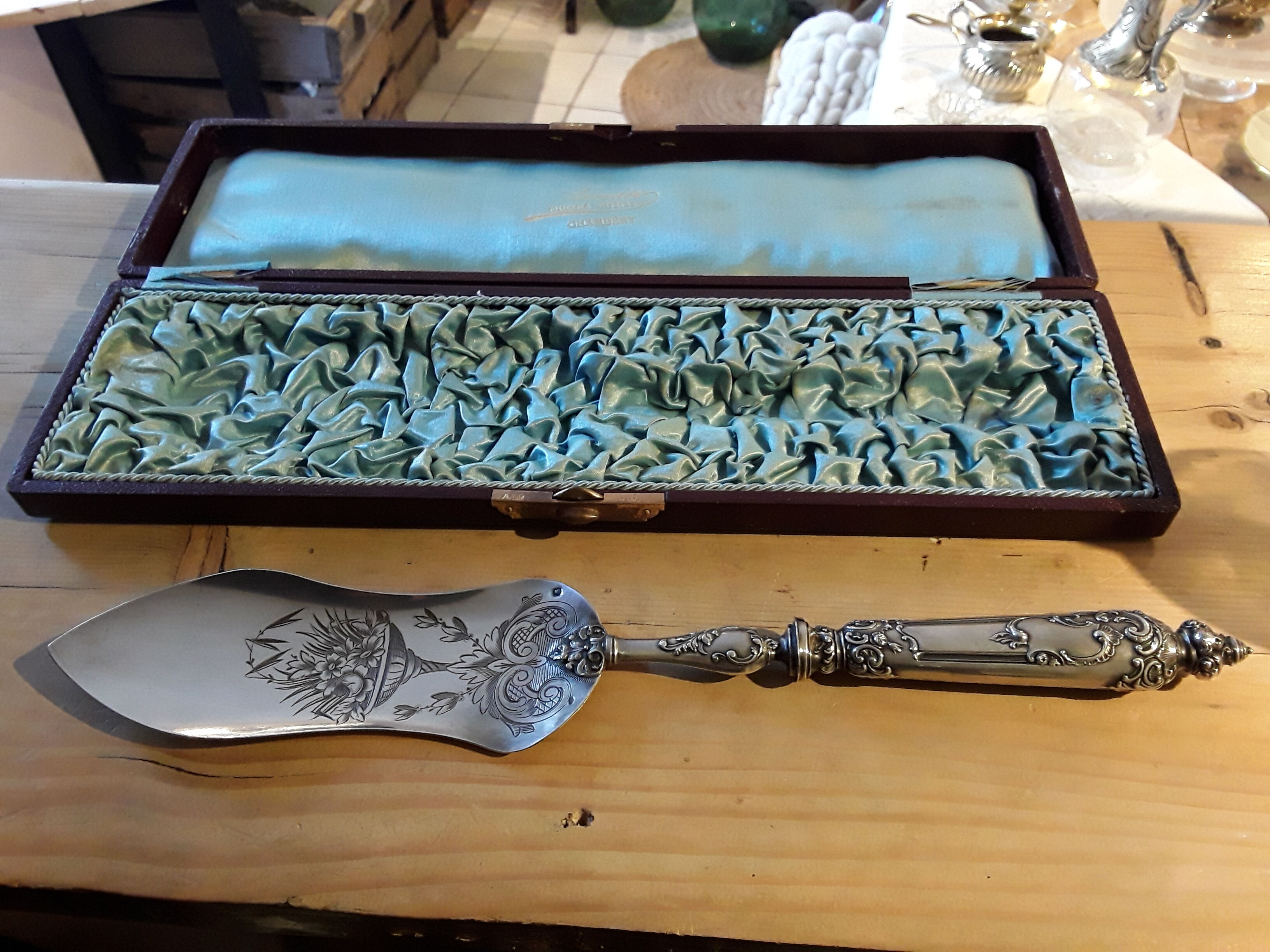 Filled silver pie shovel