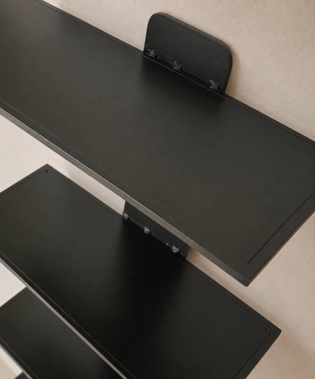 Brown lacquered welded steel wall shelf - Sleek / minimalist design