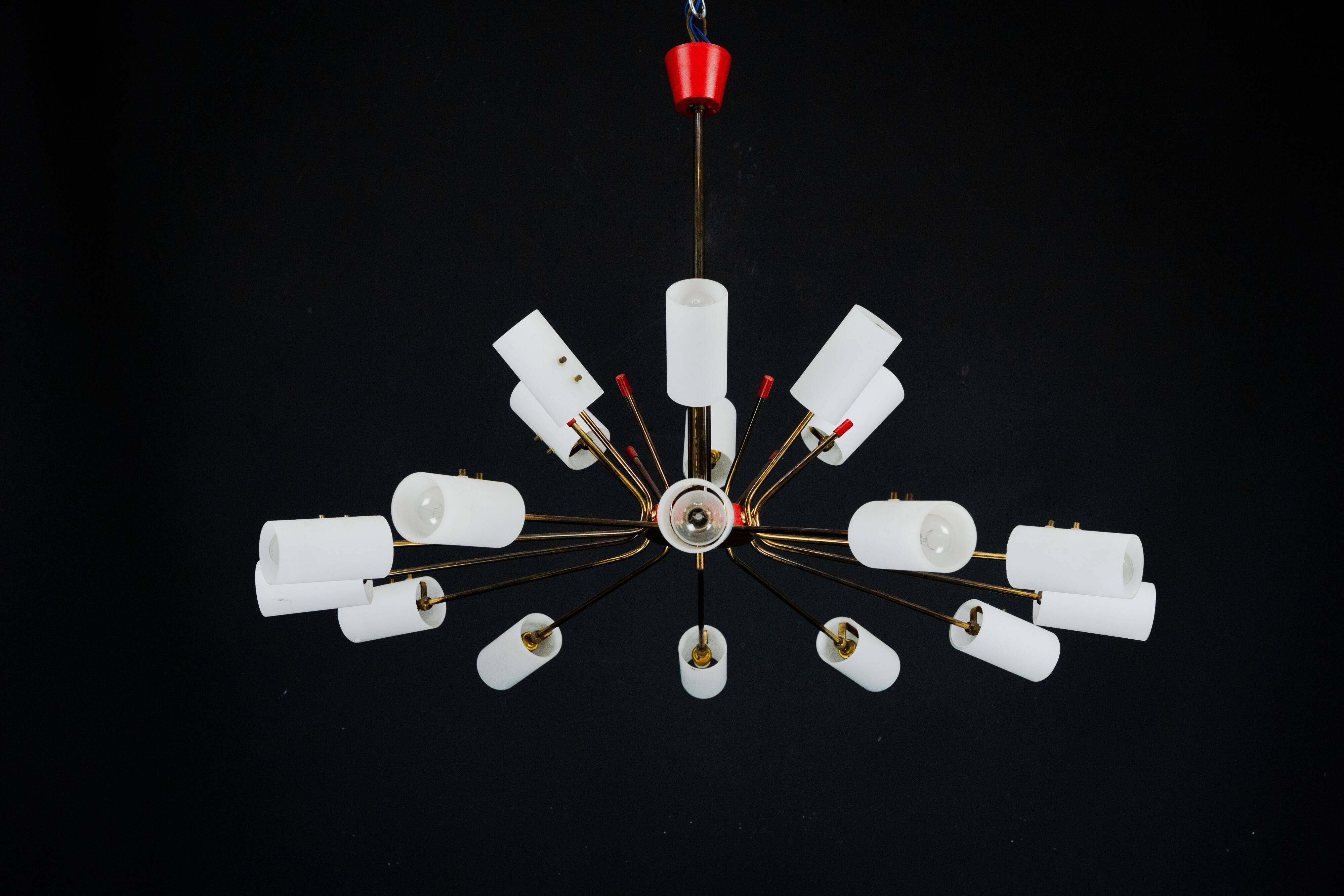 Large Mid-Century 18 arms chandelier in the manner of Arredoluce. Italy 195