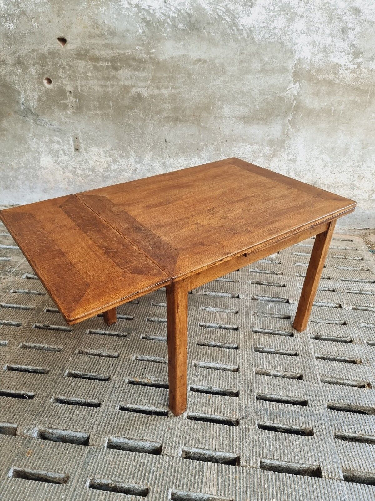 Dining table extendable