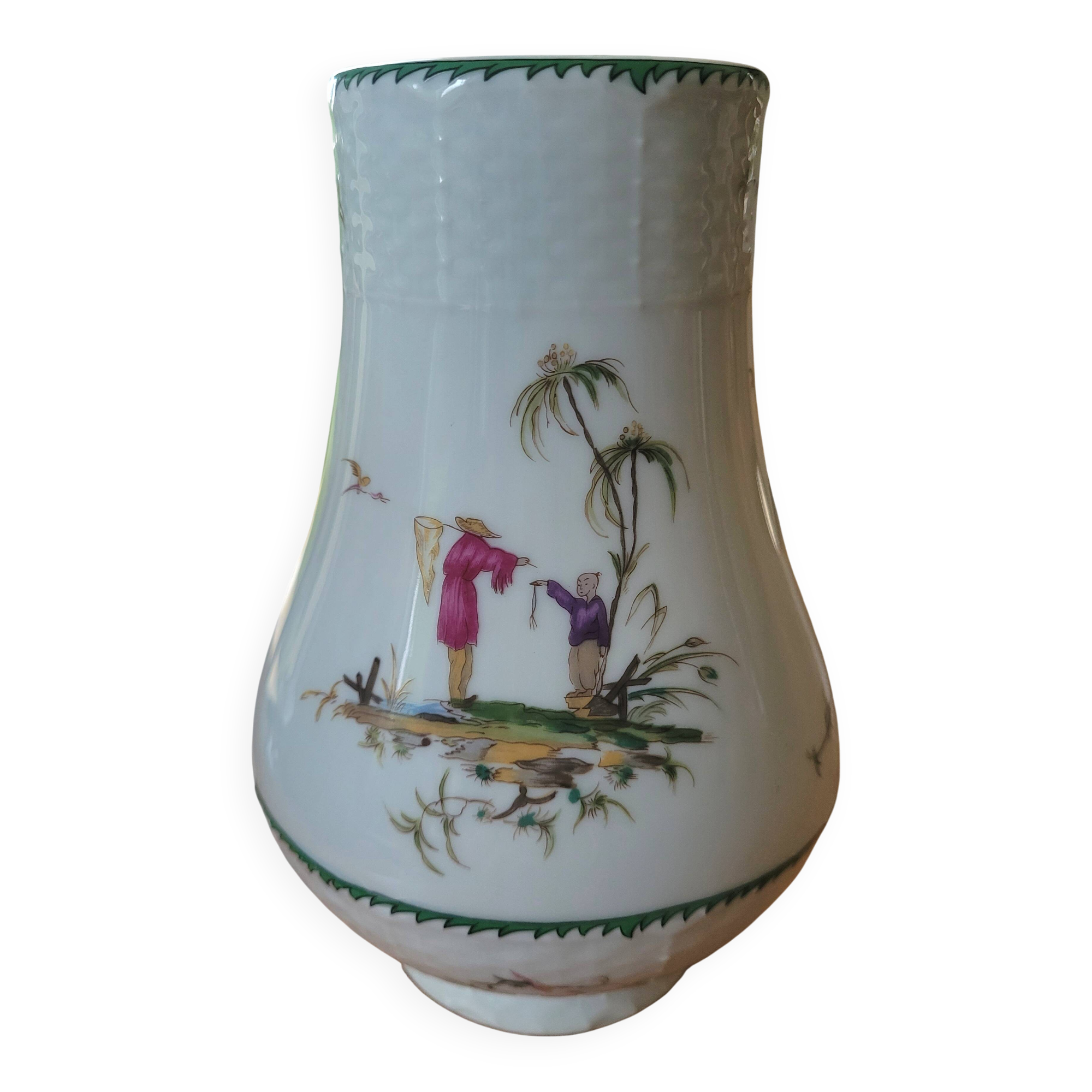 Vase en porcelaine décor polychrome "aux vieux chinois"