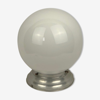Plafonnier globe en opaline blanche et aluminium, 1950