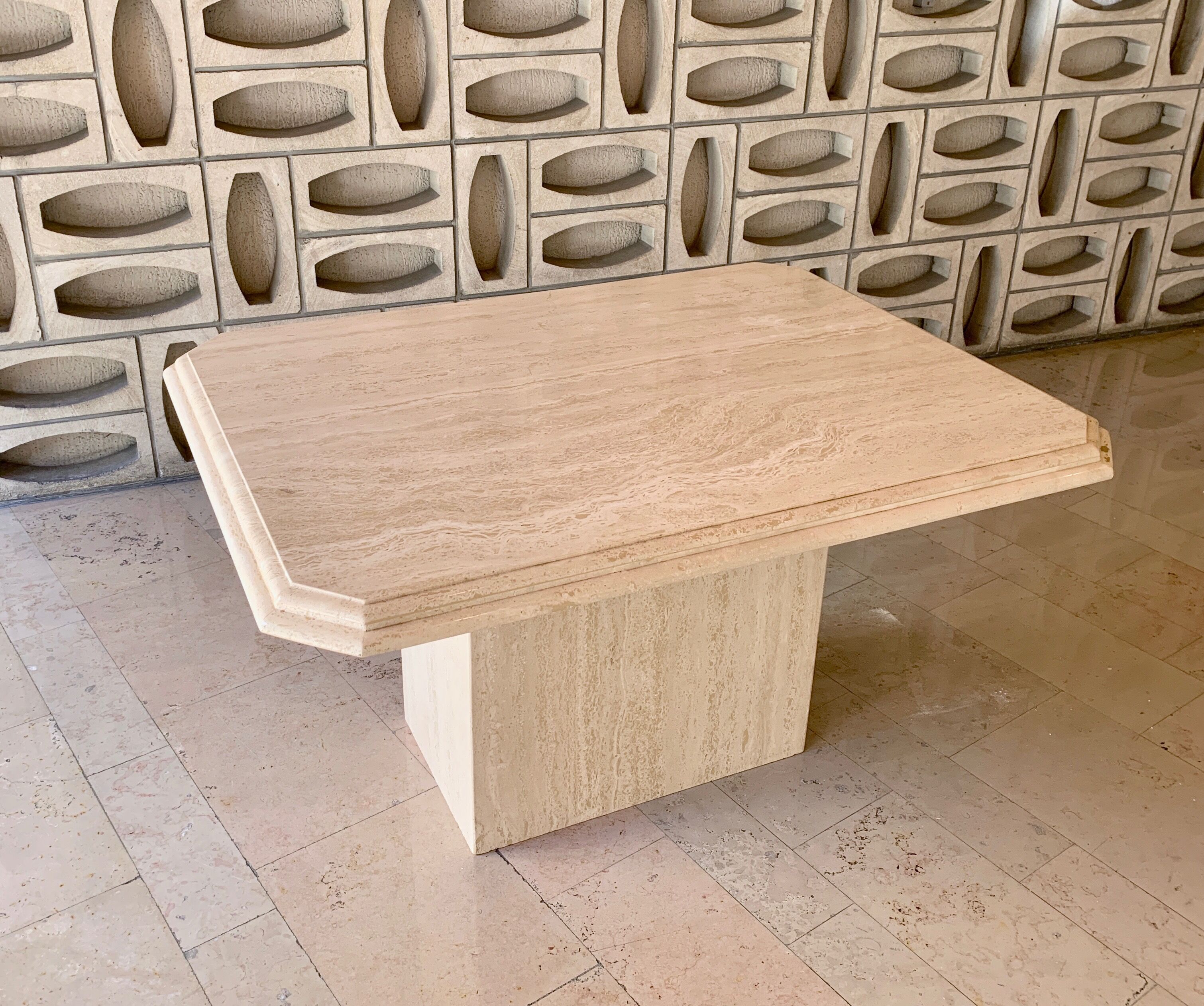 Table à manger en travertin de moyenne longueur