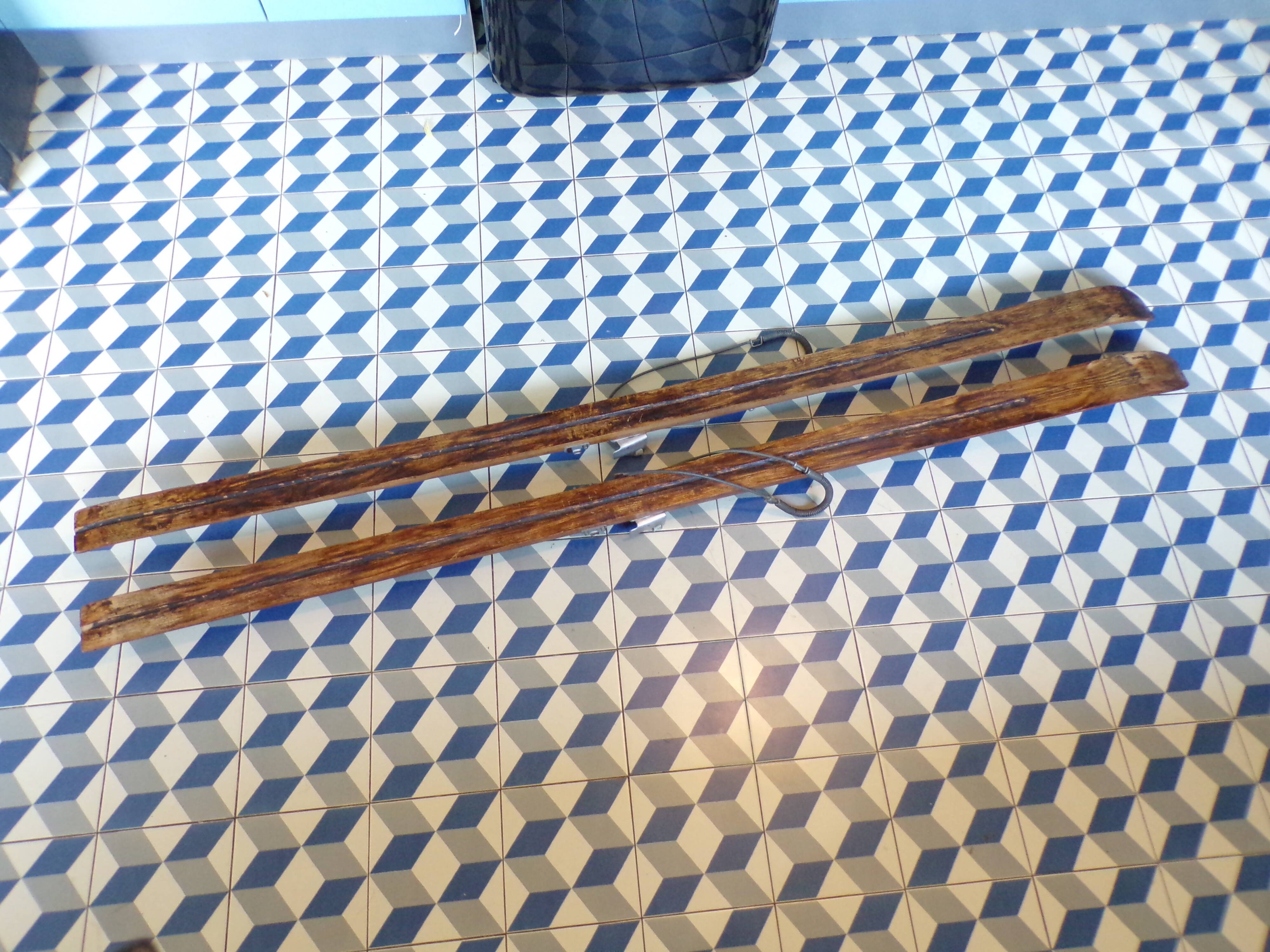 Paire de skis vintage en bois