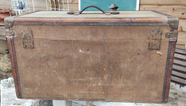 Malle ancienne cuir et laiton