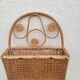 Porte courrier en rotin et cannage