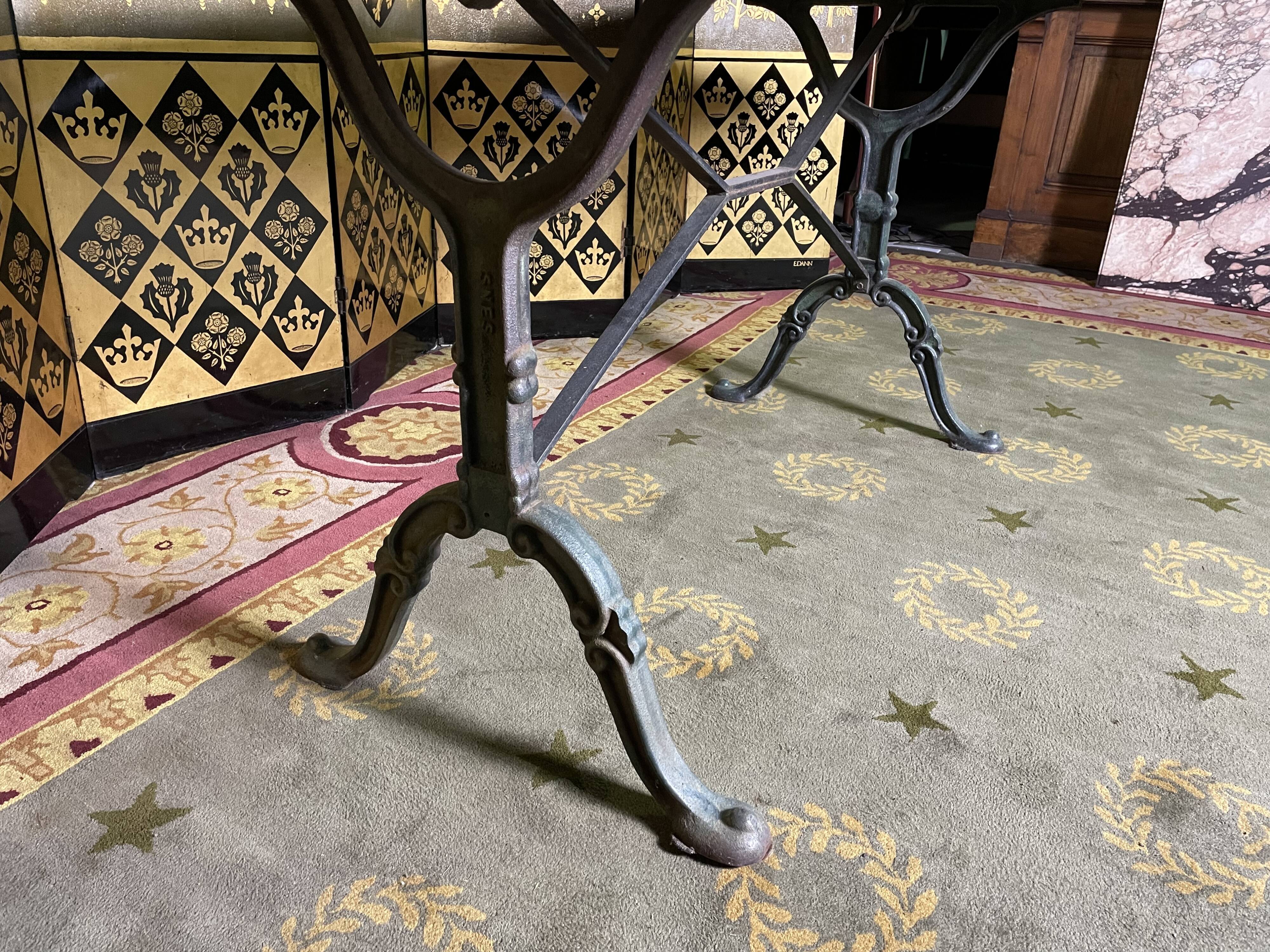 Bistro table in wrought iron and polished marble