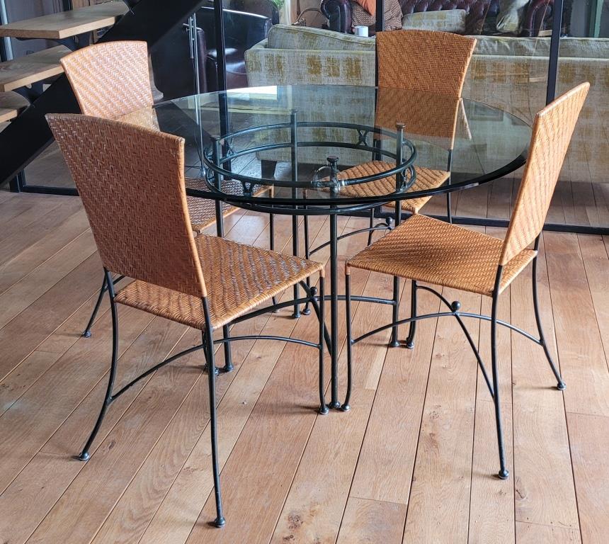 Glass and metal table and its 4 wicker chairs and glass Roche Bobois
