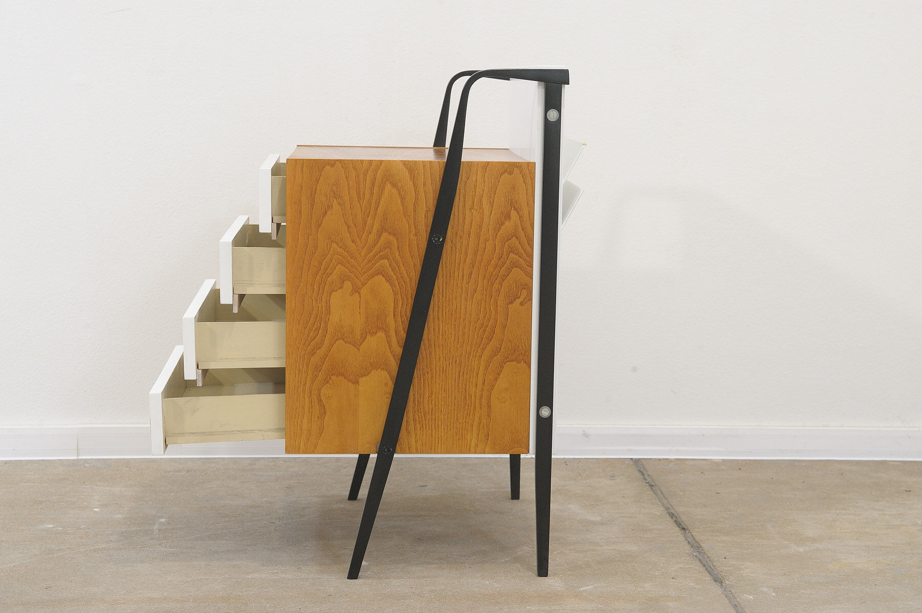 Commode du milieu du siècle entièrement restaurée par Tatra nabytok, années 1960