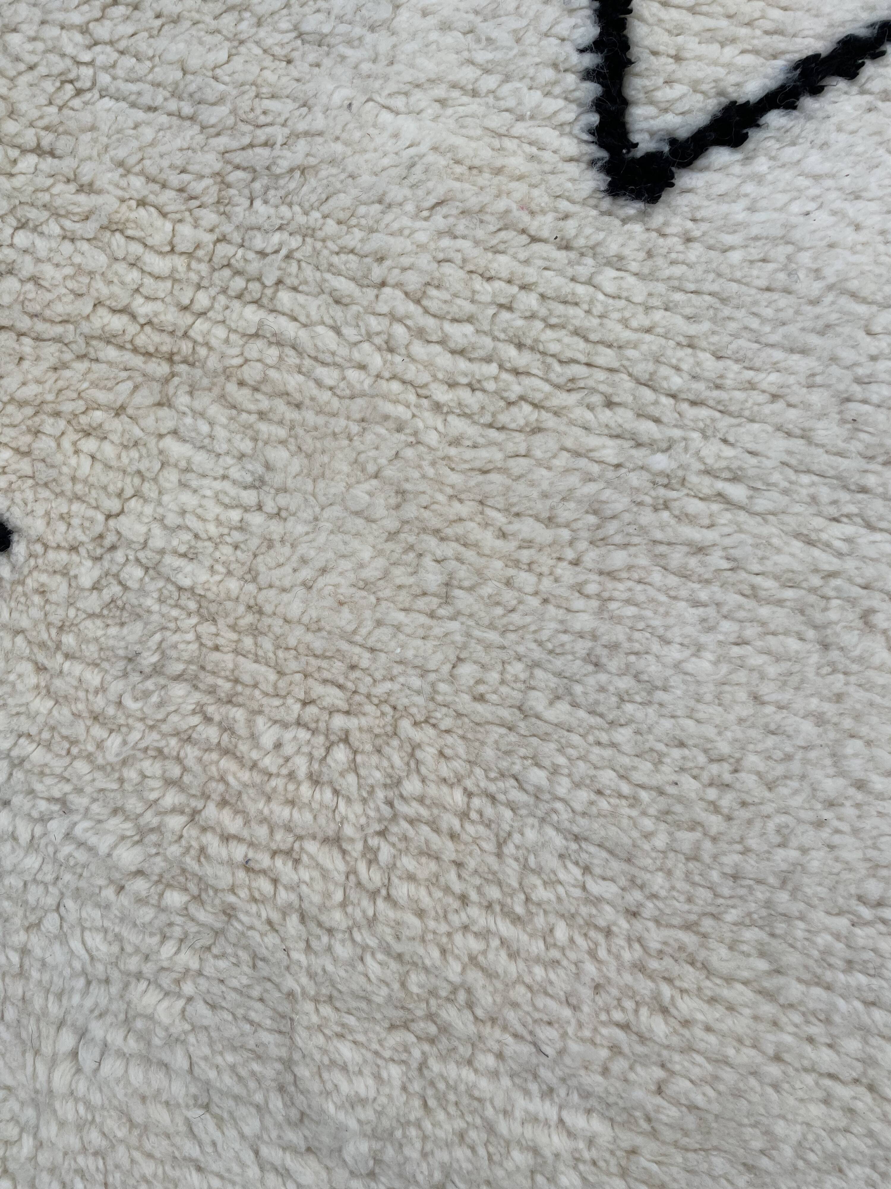 Tapis berbere blanc et noir moderne beni ouarain 200x300 cm