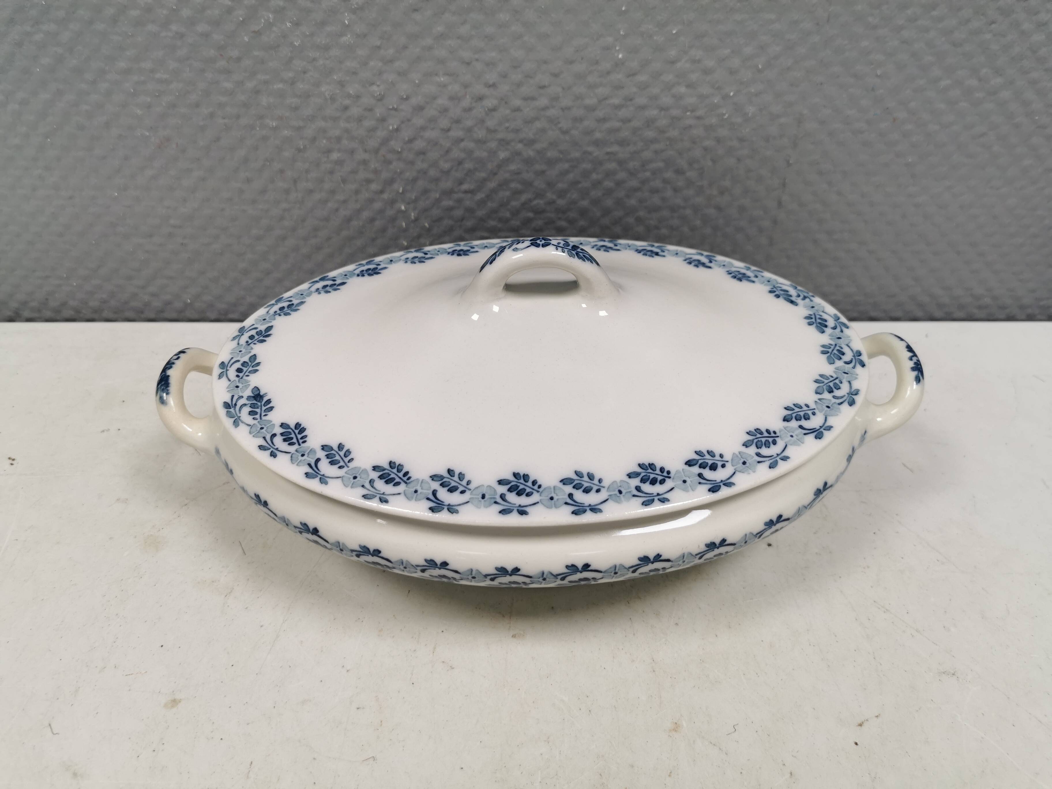 A very old Villeroy & Boch soup tureen. From about 1910-1920.