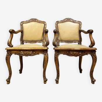 Paire de fauteuils de bureau Louis XV galbés en noyer circa 1920