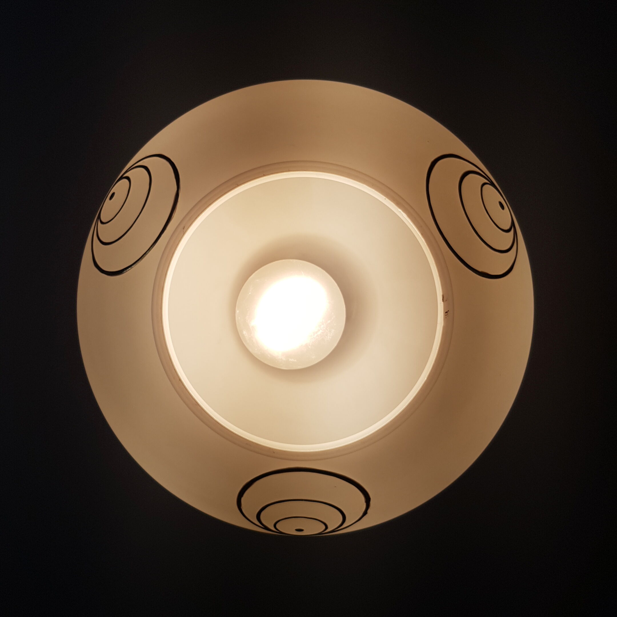 Suspension in opaline on grounds of Golden circles