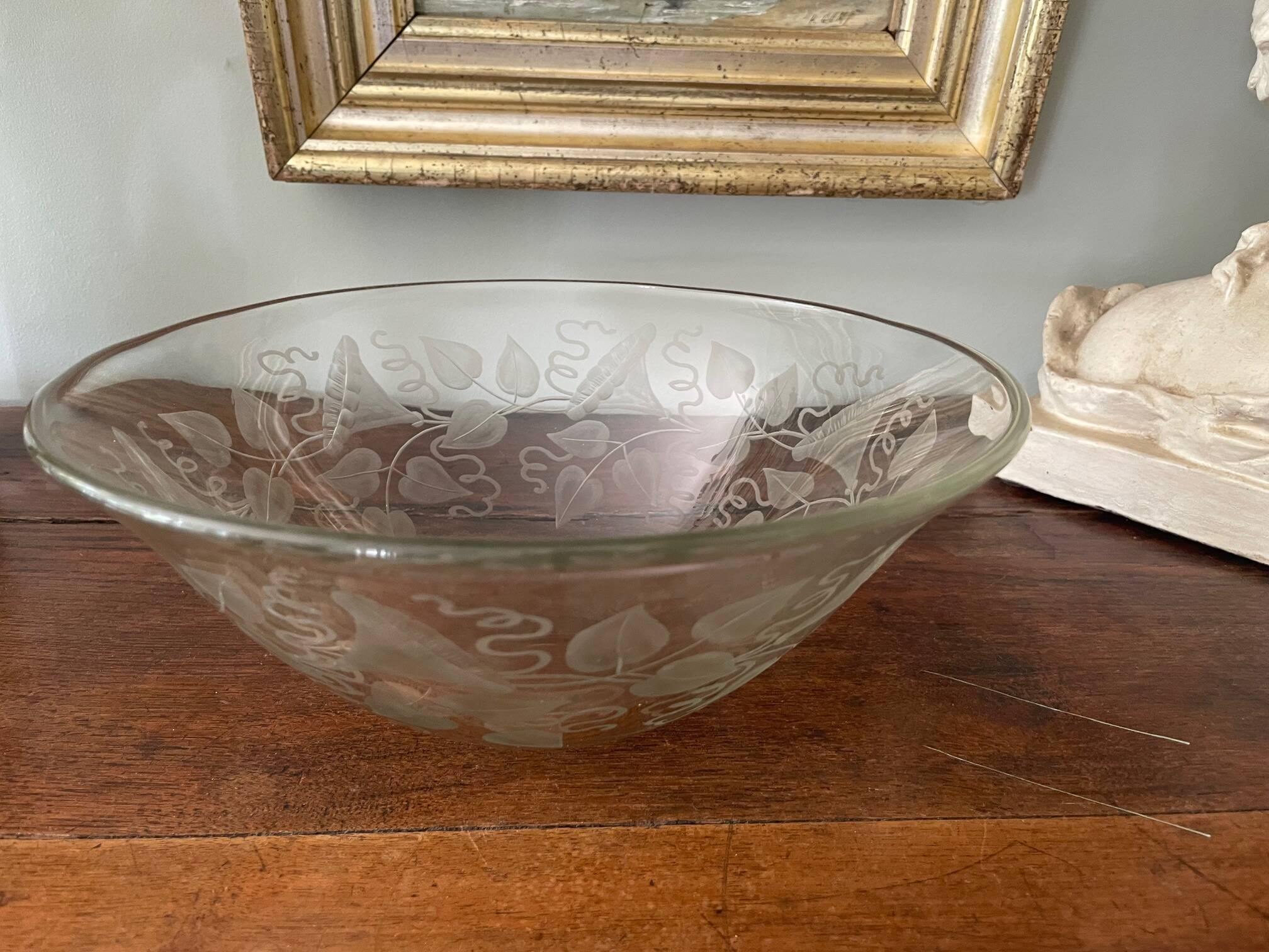 Antique bowl or salad bowl in engraved crystal, floral motif, signed "Delvaux P"