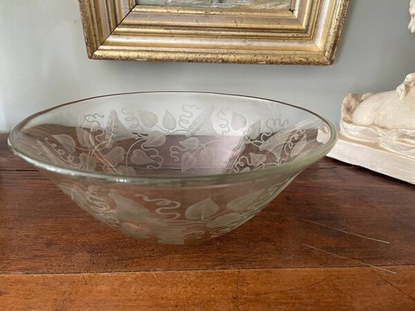 Coupe ancienne ou saladier en cristal gravé , motif floral signé'' Delvaux P