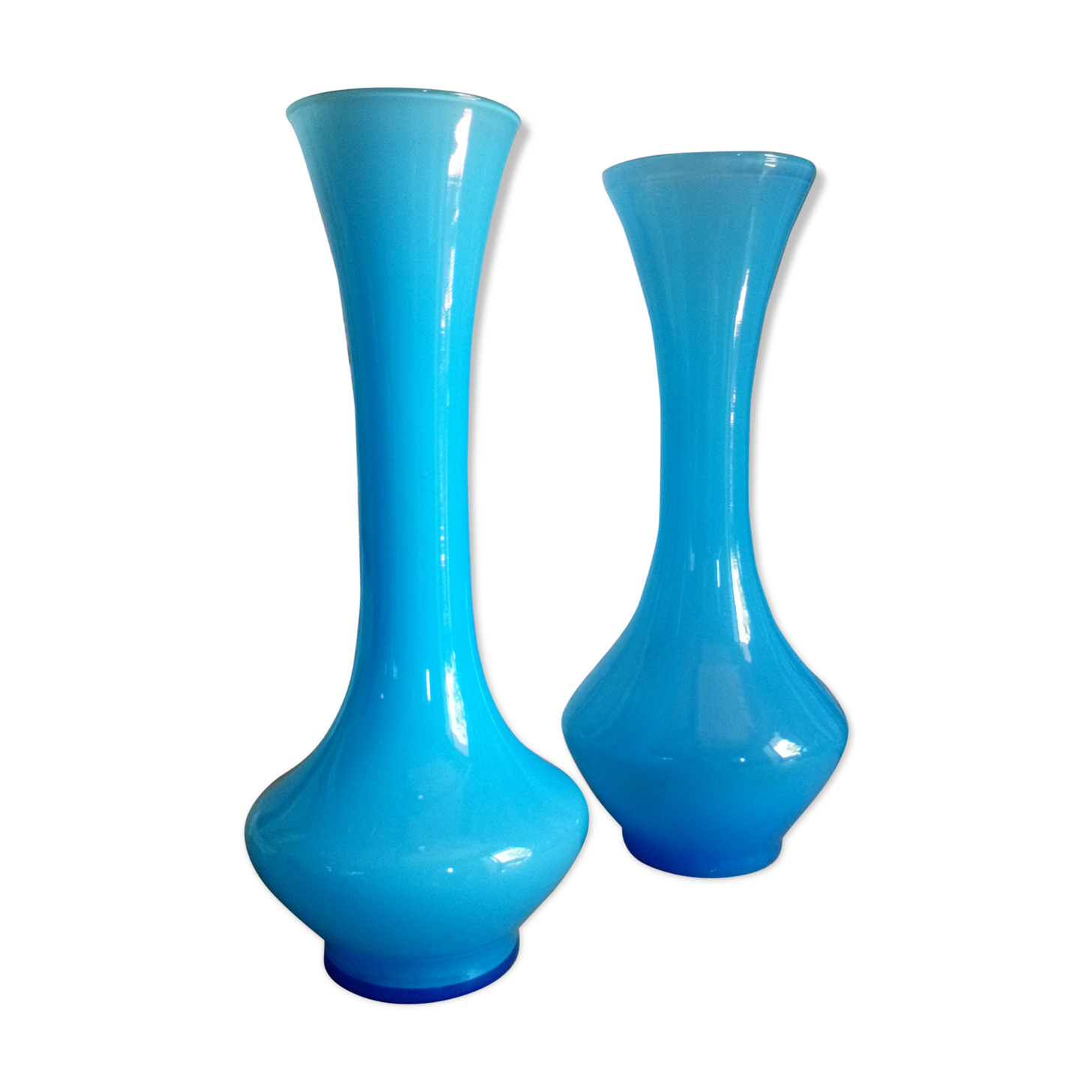 Deux soliflores en verre bleu