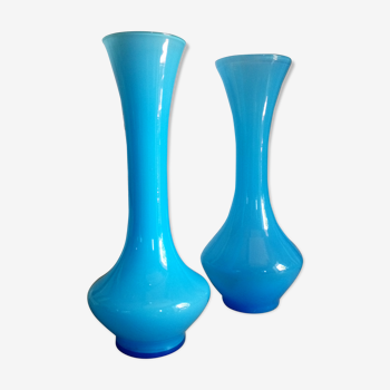Deux soliflores en verre bleu