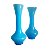 Deux soliflores en verre bleu
