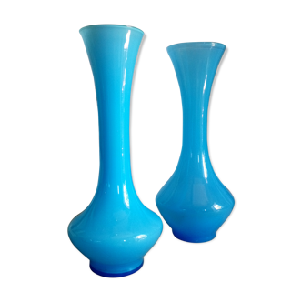 Deux soliflores en verre bleu