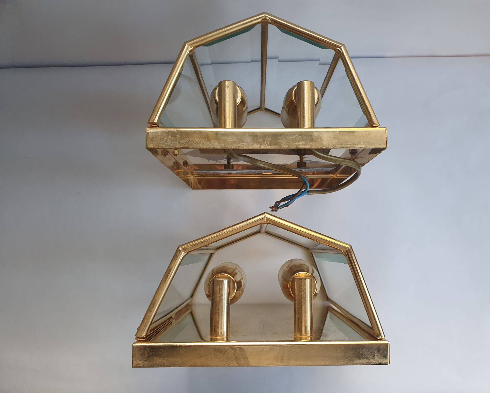 Pair of wall sconces in gold-plated brass with bevelled glass, Italian.