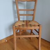 Chaise paillée à motifs colorés