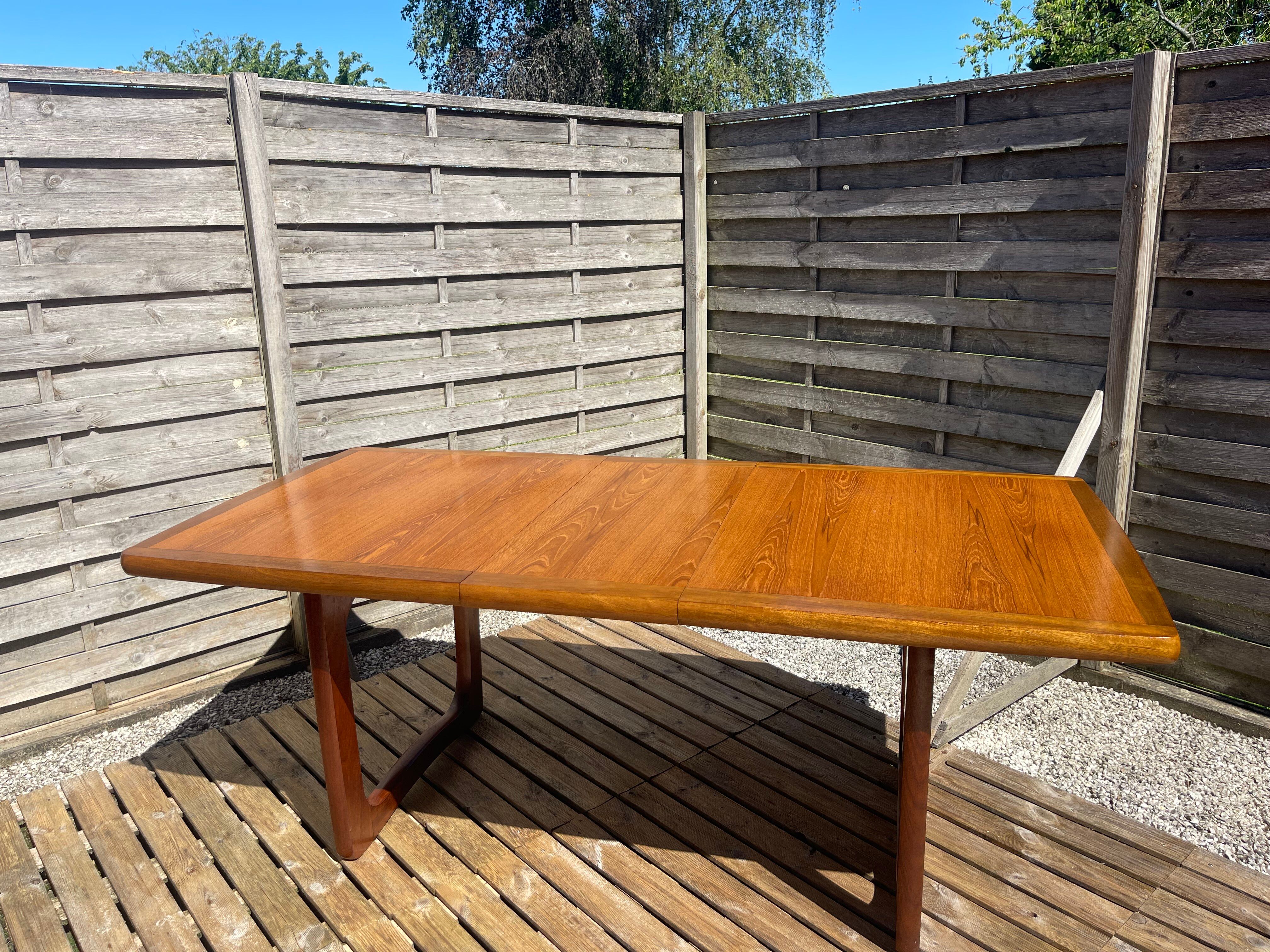 Table extensible en teck, pied traîneau