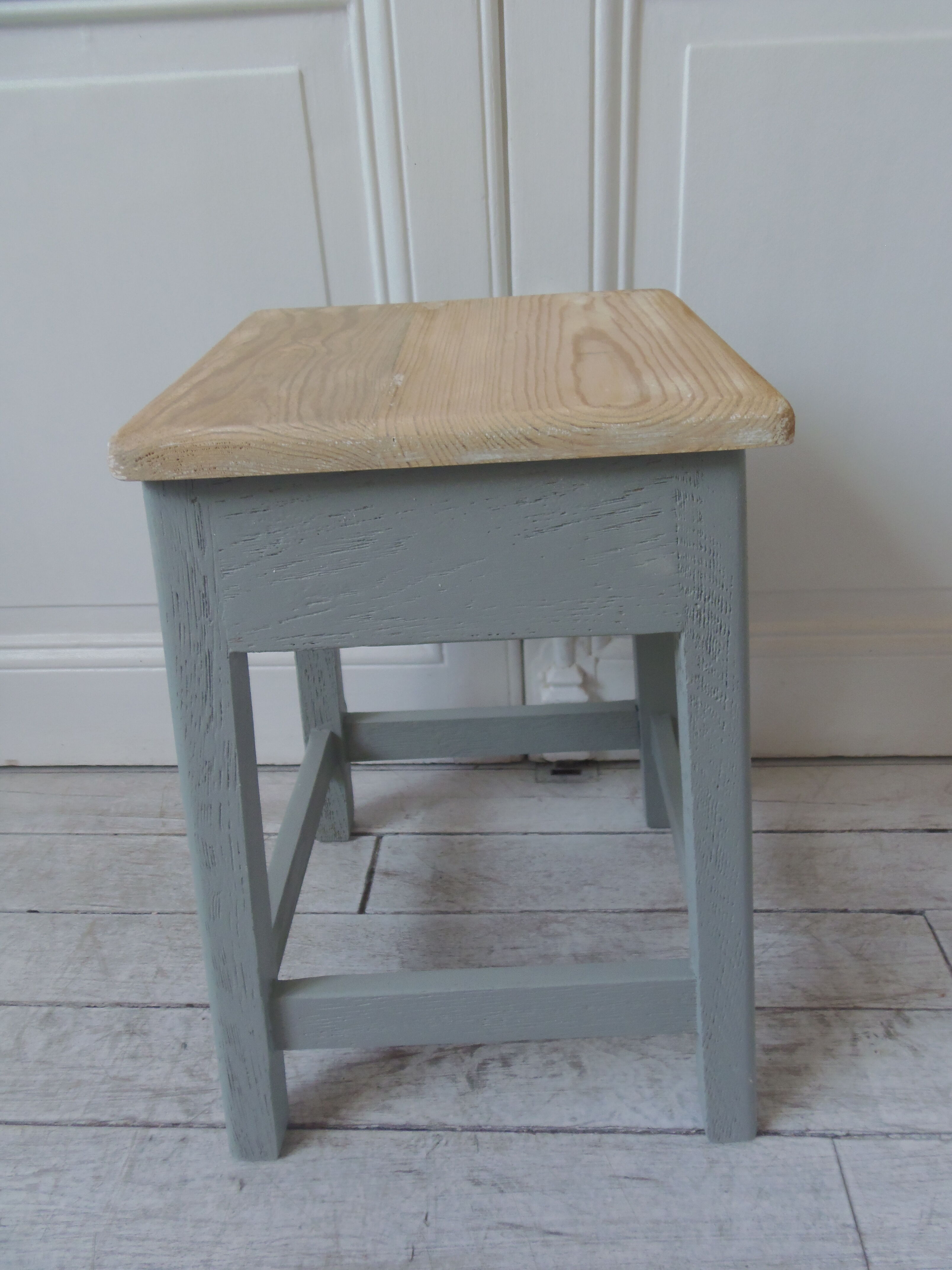 Vintage shoeshine stool base green of gray, wooden seat