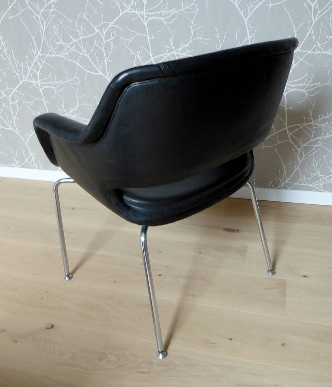 Armchair with leather and chrome armrests