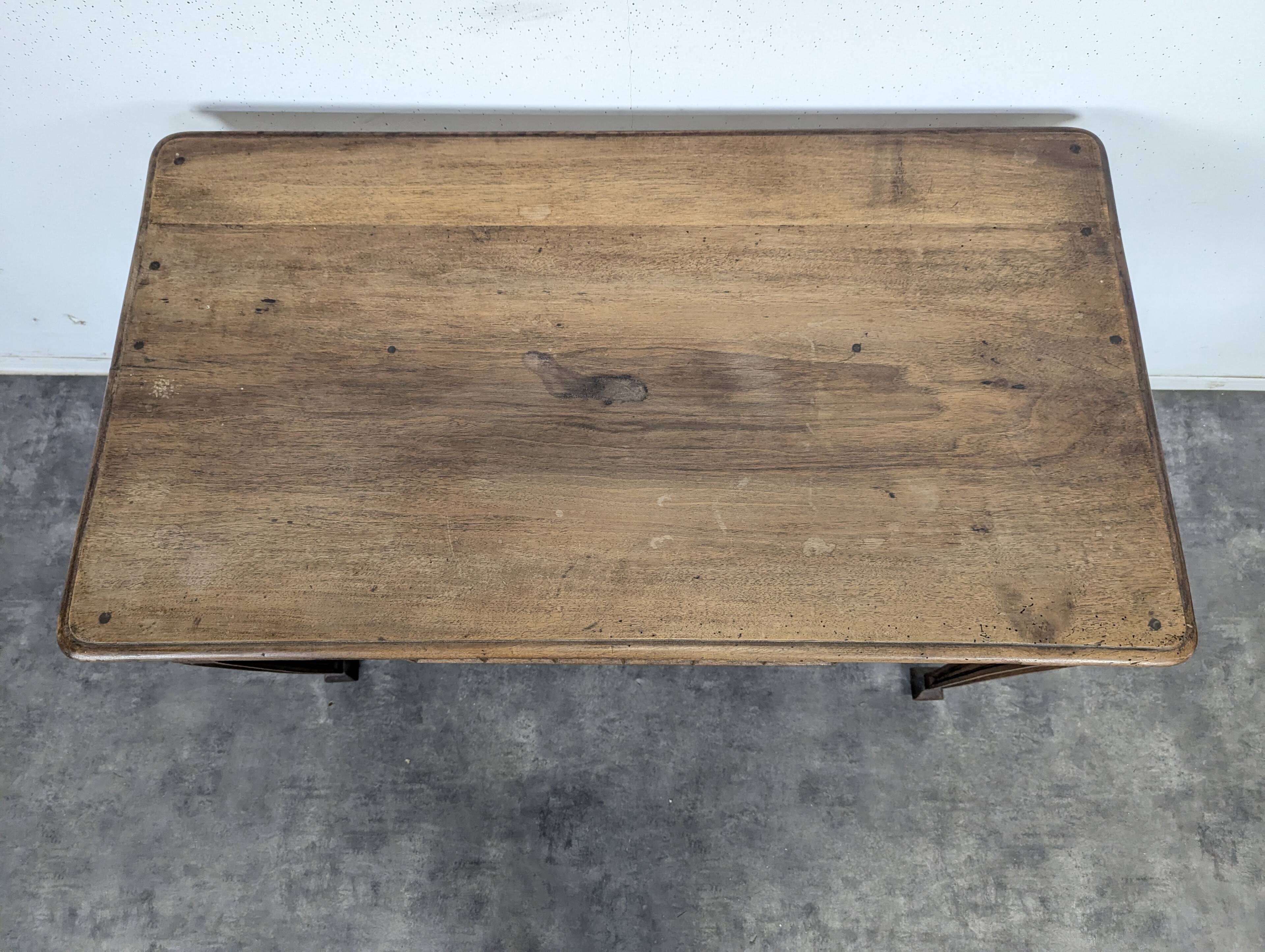 Table à écrire néogothique en noyer à frise d'arcatures