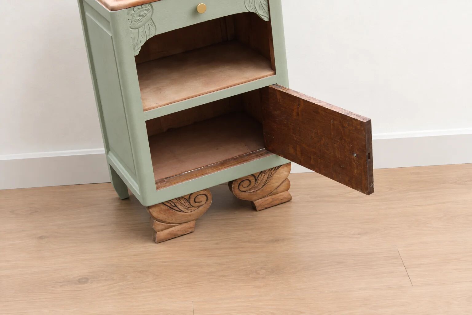 Renovated antique Art Deco bedside table – Lézard Green Pure & Paint, natural wood and marble top.