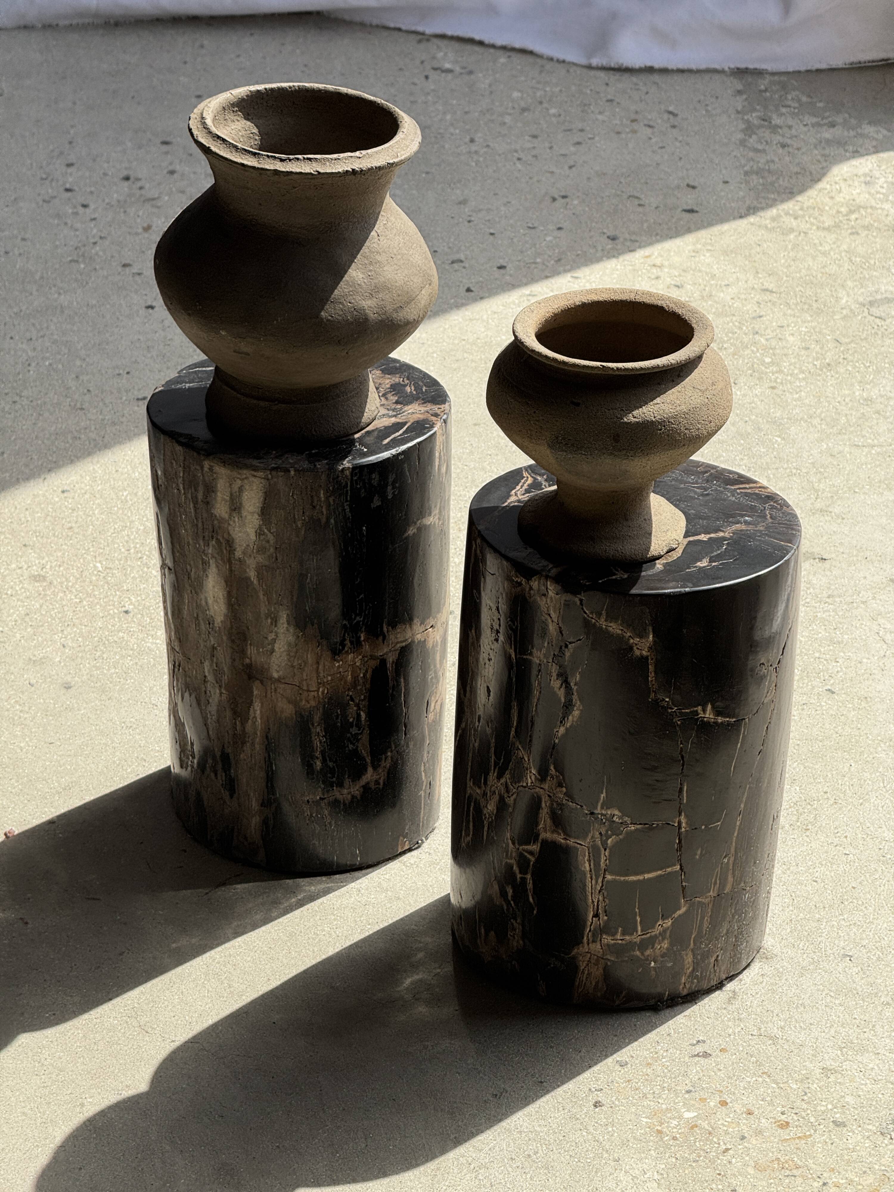 Small side table in black petrified wood with stripes and beige bottom H28.