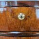 Art Decò bedside tables in walnut burl with brass knobs