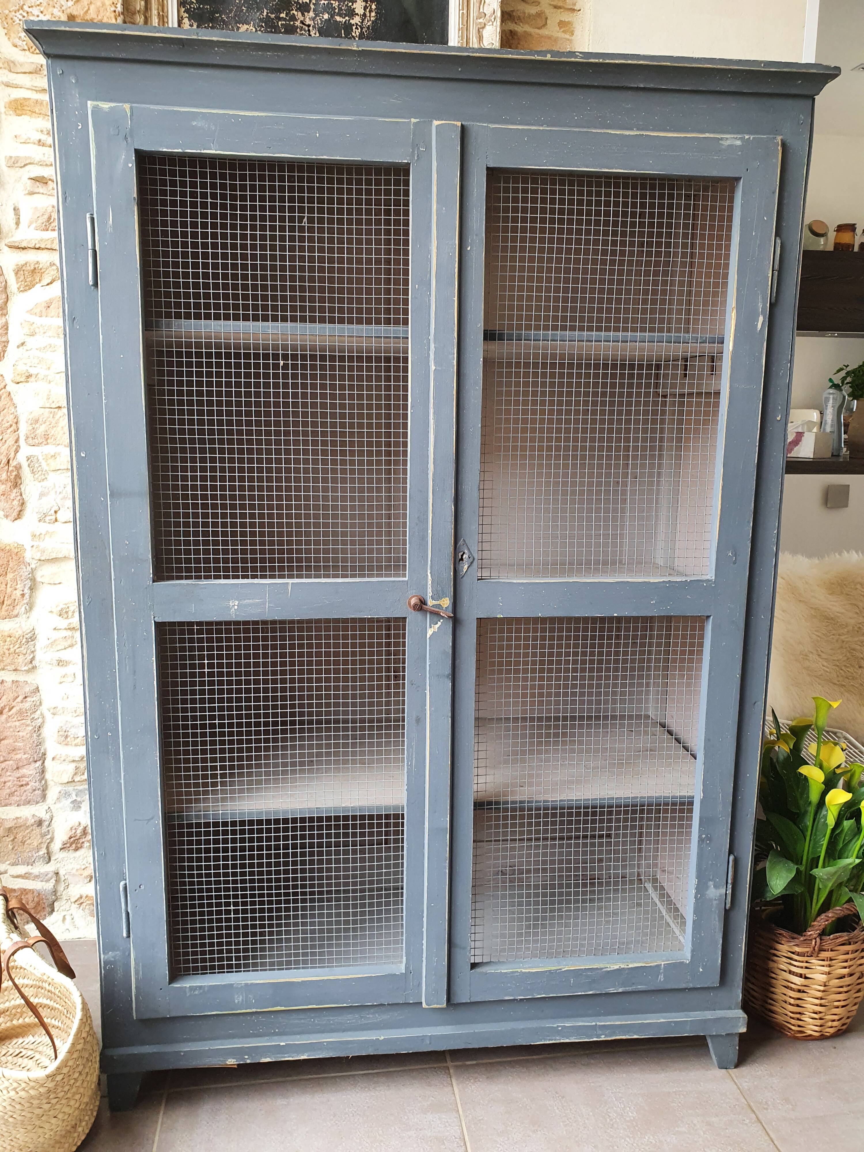 Mesh cabinet