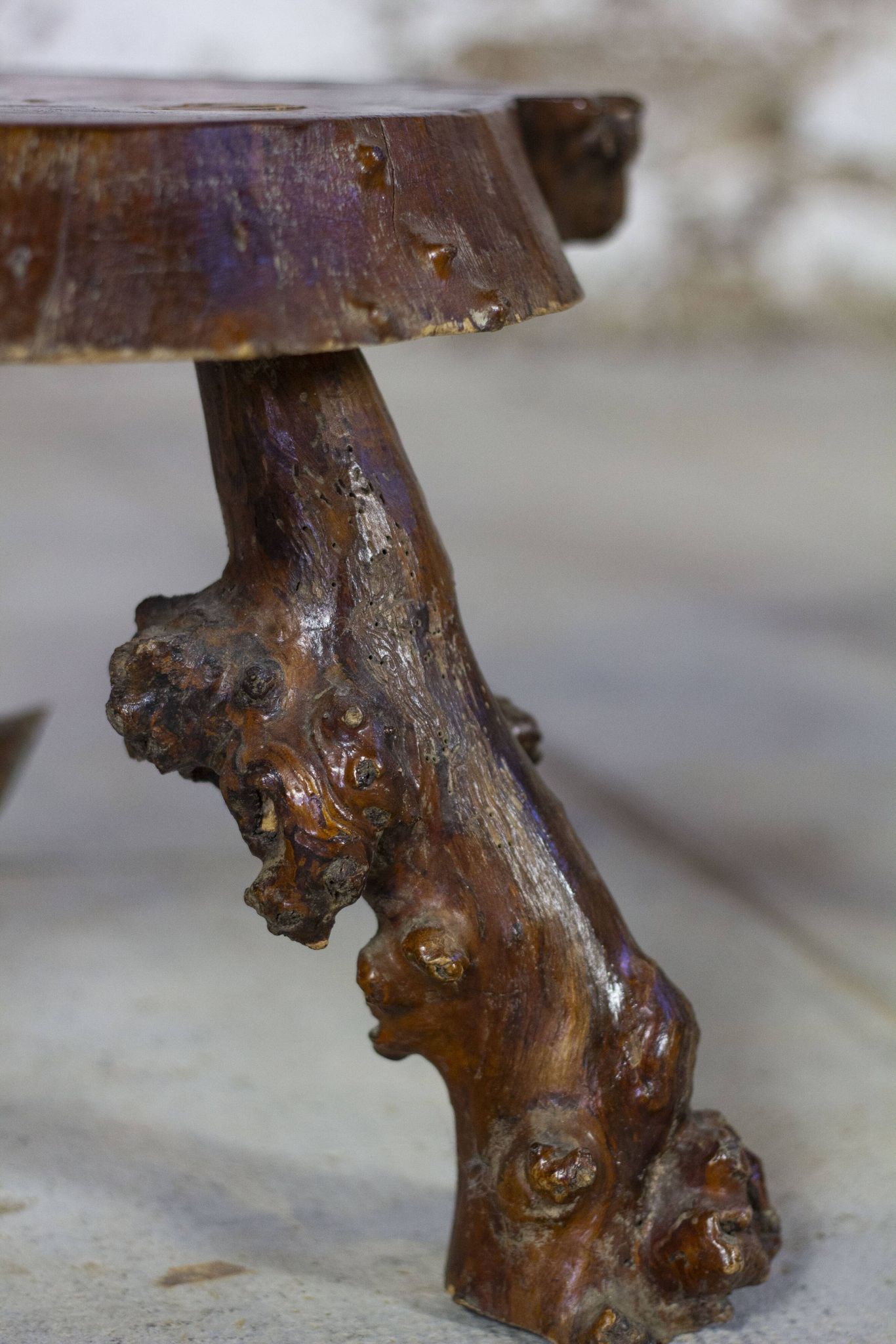 Table d'appoint tripode bois massif brutaliste