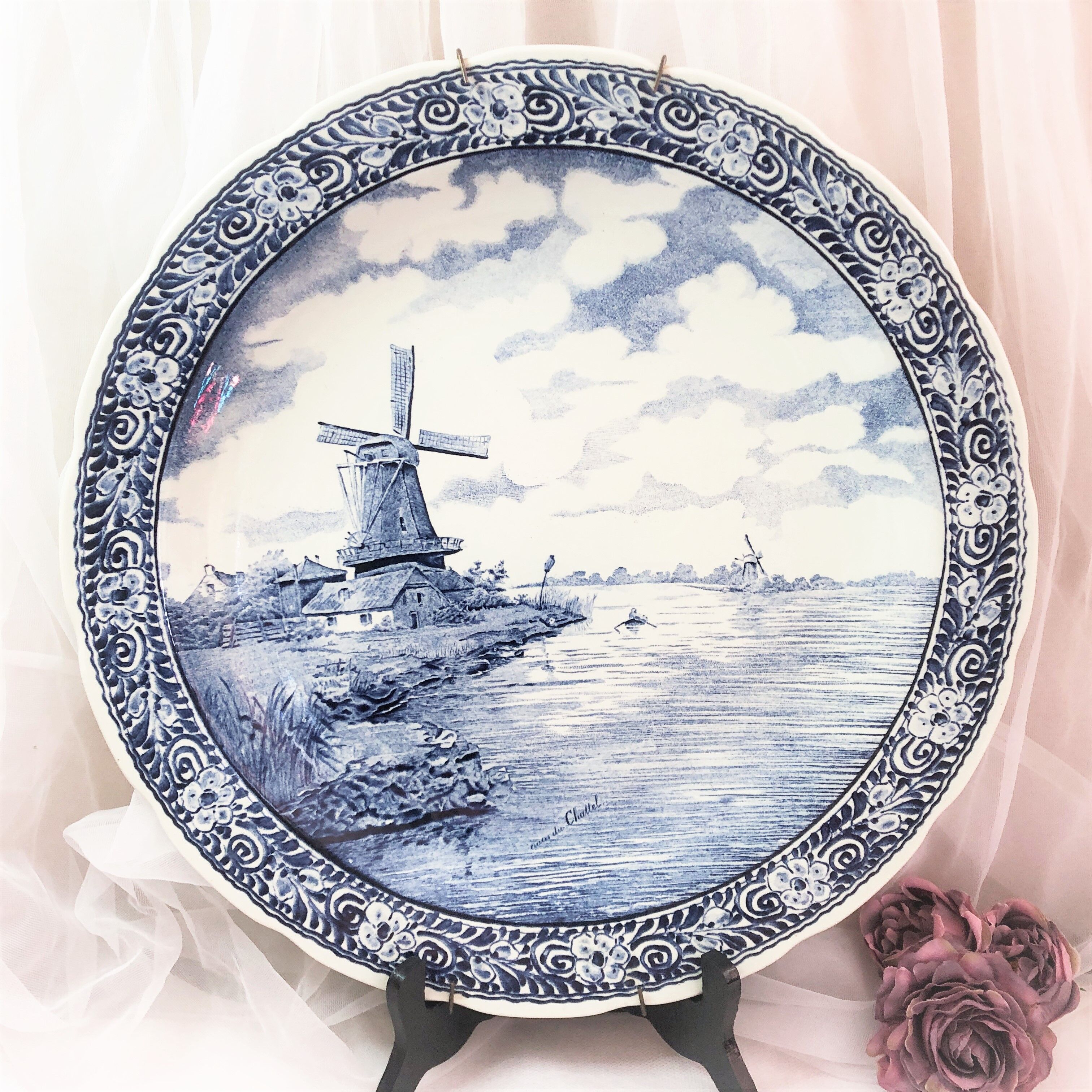 Hollow dish and wall hanger earthenware M.R.L Boch Delft's 39.5 cm