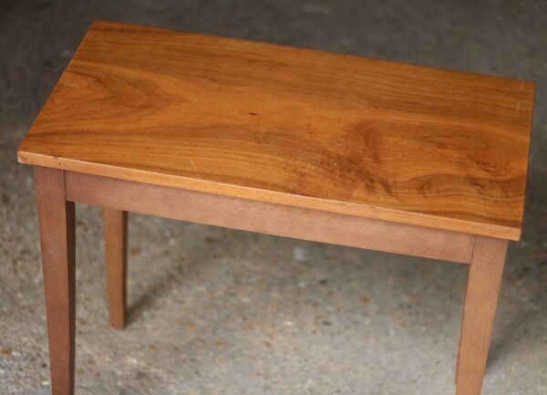Jolie table basse vintage, ou table d'appoint dite bout de canapé, en acajo