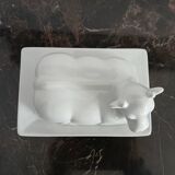 Beurrier en forme de vache en porcelaine blanche
