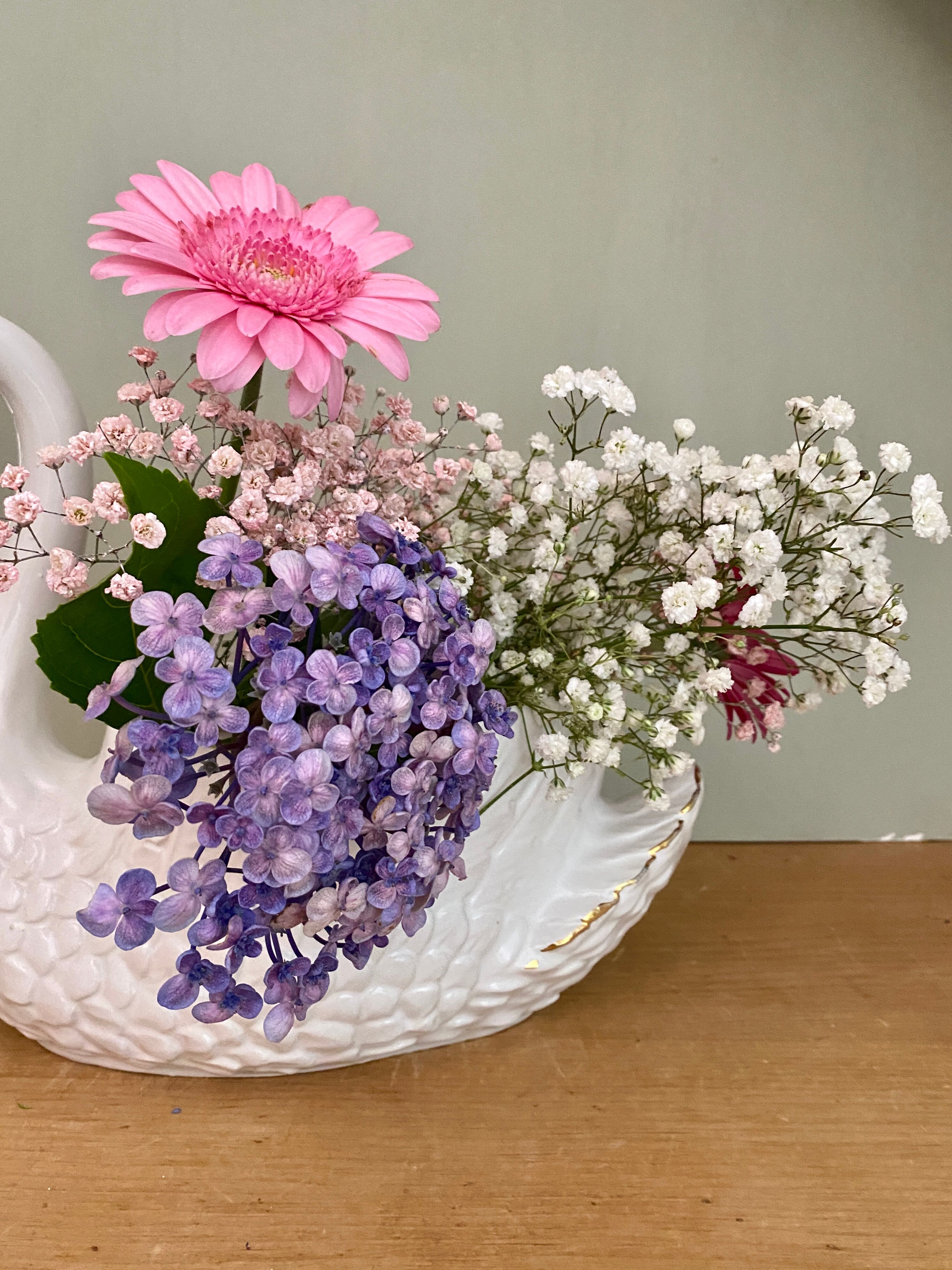 Vintage swan pot cover in white and gold ceramic