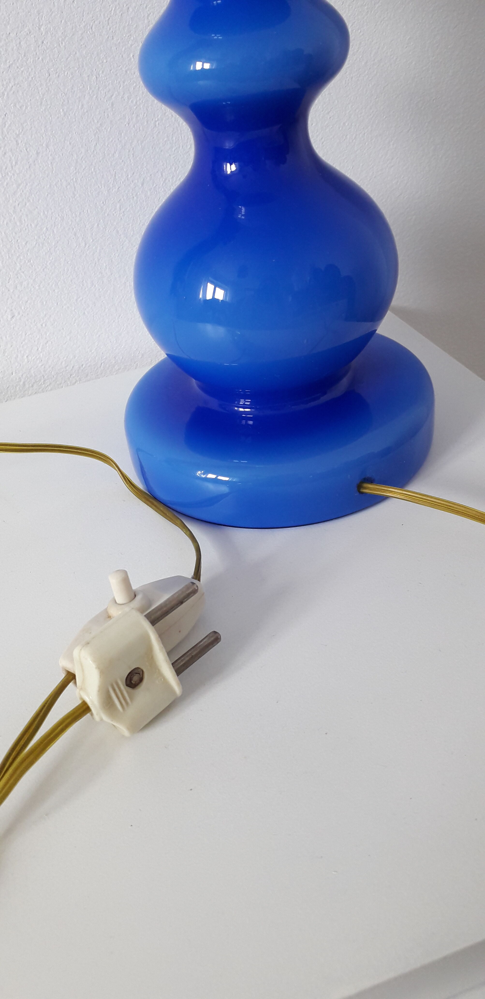 Globe opaline lamp