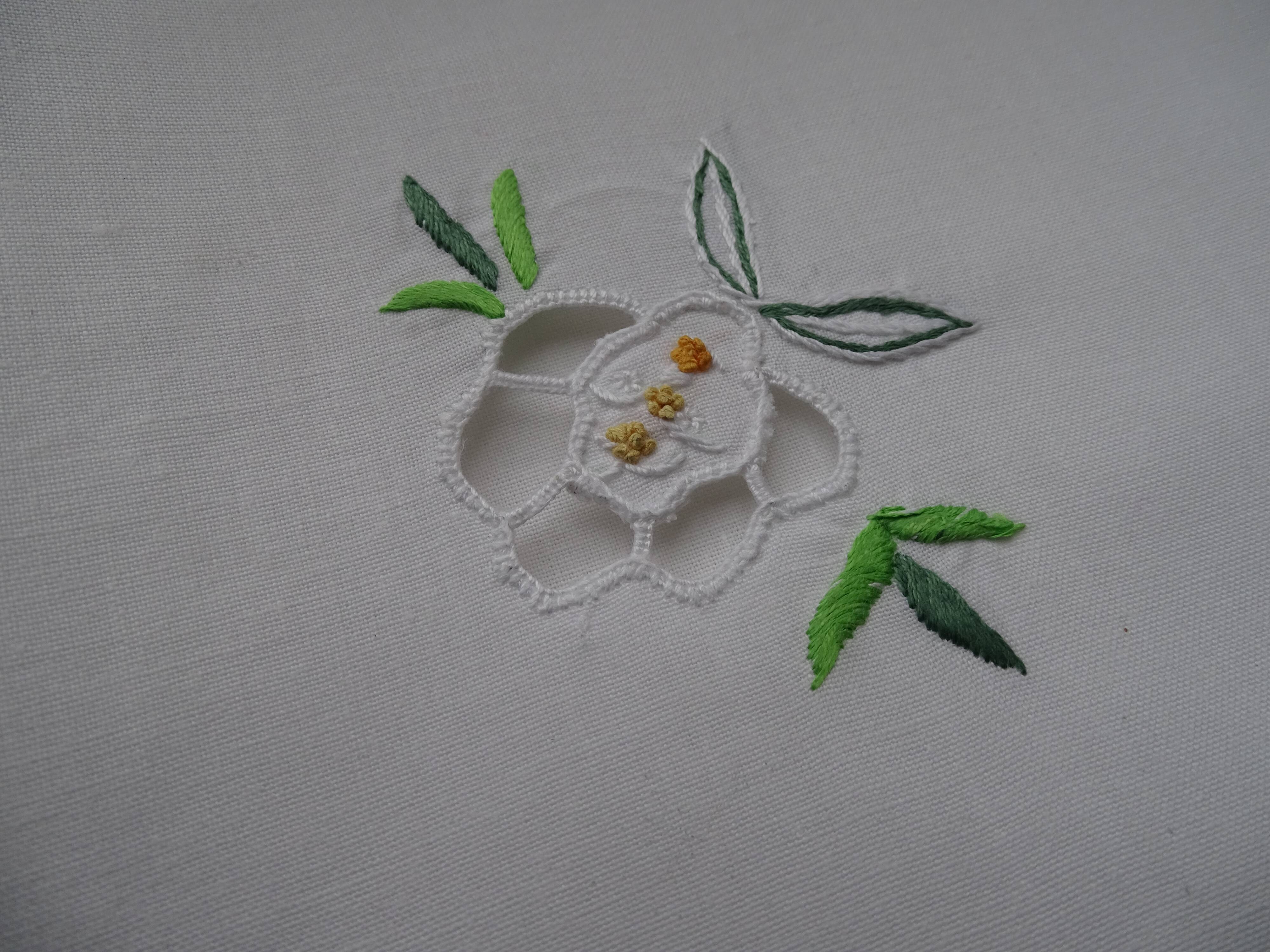 12 napkins with flower embroidery 42 x 38 in linen